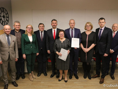 Członek zarządu województwa lubuskiego Marcin Jabłoński podpisał z dyrekcją Wielospecjalistycznego Szpitala Samodzielnego Publicznego Zakładu Opieki Zdrowotnej w Nowej Soli aneks do umowy na realizację przebudowy kotłowni węglowej na kotłownię gazową”. Lecznica zyskała na inwestycję dodatkowe blisko 2,8 mln zł.