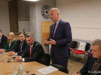 Członek zarządu województwa lubuskiego Marcin Jabłoński podpisał z dyrekcją Wielospecjalistycznego Szpitala Samodzielnego Publicznego Zakładu Opieki Zdrowotnej w Nowej Soli aneks do umowy na realizację przebudowy kotłowni węglowej na kotłownię gazową”. Lecznica zyskała na inwestycję dodatkowe blisko 2,8 mln zł.