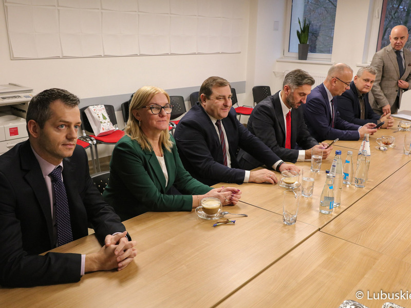 Dyrektor Departamentu Programów Regionalnych UMWL Marek Kamiński (stoi) zwrócił uwagę, że kolejne miliony unijnego wsparcia dla nowosolskiej lecznicy udało się wygospodarować z kończącej się perspektywy Regionalnego Programu Operacyjnego – Lubuskie 2020.