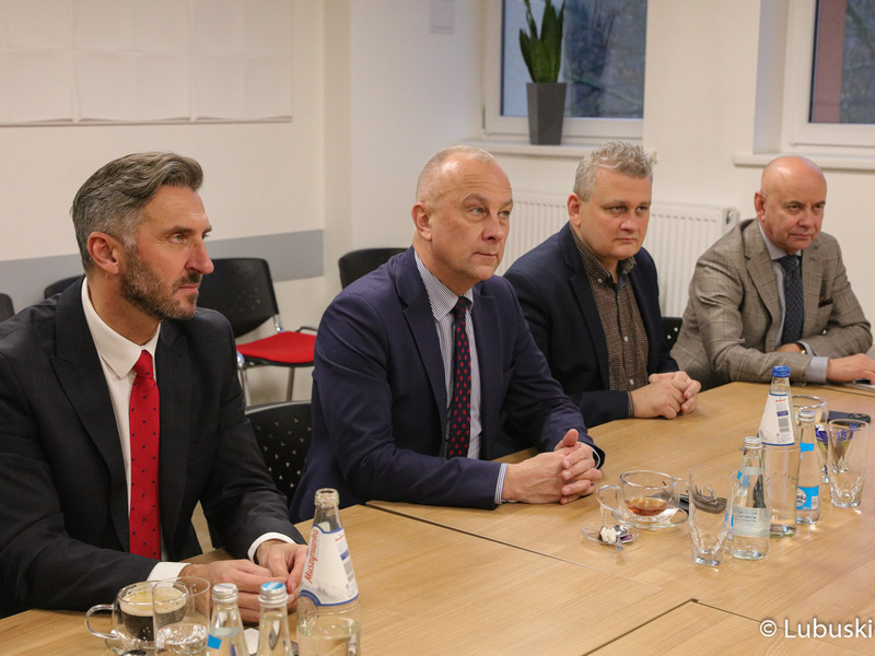 Członek zarządu województwa lubuskiego Marcin Jabłoński (drogi z lewej) podpisał z dyrekcją Wielospecjalistycznego Szpitala Samodzielnego Publicznego Zakładu Opieki Zdrowotnej w Nowej Soli aneks do umowy na realizację przebudowy kotłowni węglowej na kotłownię gazową”. Lecznica zyskała na inwestycję dodatkowe blisko 2,8 mln zł.