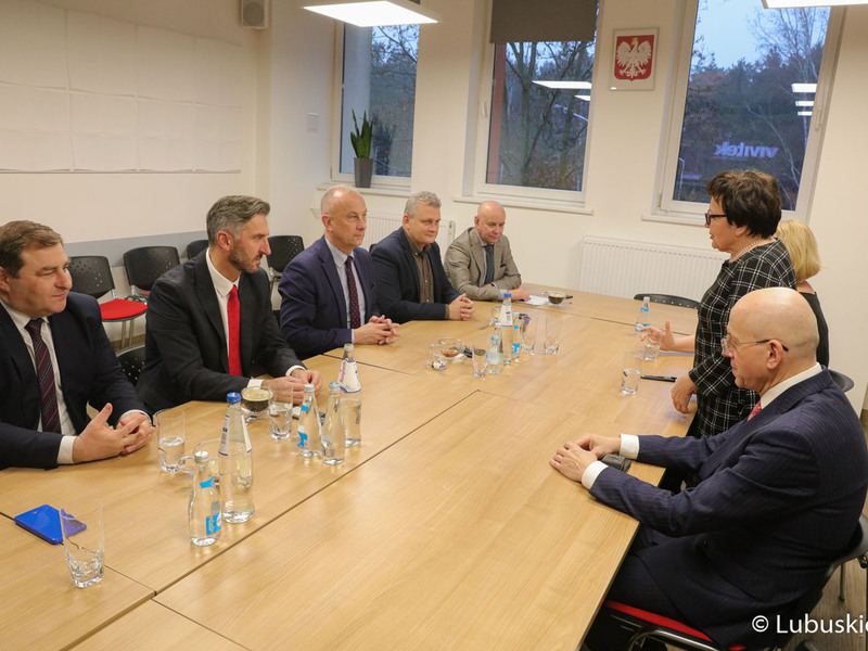 Członek zarządu województwa lubuskiego Marcin Jabłoński podpisał z dyrekcją Wielospecjalistycznego Szpitala Samodzielnego Publicznego Zakładu Opieki Zdrowotnej w Nowej Soli aneks do umowy na realizację przebudowy kotłowni węglowej na kotłownię gazową”. Lecznica zyskała na inwestycję dodatkowe blisko 2,8 mln zł.