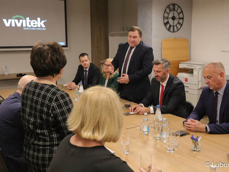 - Olbrzymie dziękuję dla zespołu, z którym przyszło mi współpracować i olbrzymie dziękuję dla pani dyrektor za te wszystkie spotkania i za cierpliwość – mówił radny Grzegorz Potęga (stoi). - Trzeba w życiu być cierpliwym, aby dojść do celu. Ten cel, który finalizujemy w wigilię mikołajek jest szczególnie wartościowy.