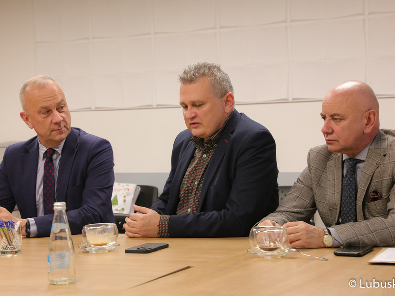 Do gratulacji dla dyrekcji lecznicy dołączył Marcin Stokłosa (w środku), który dziękował jako nowosolanin, radny powiatu i członek Rady Społecznej Wielospecjalistycznego Szpitala Samodzielnego Publicznego Zakładu Opieki Zdrowotnej w Nowej Soli.