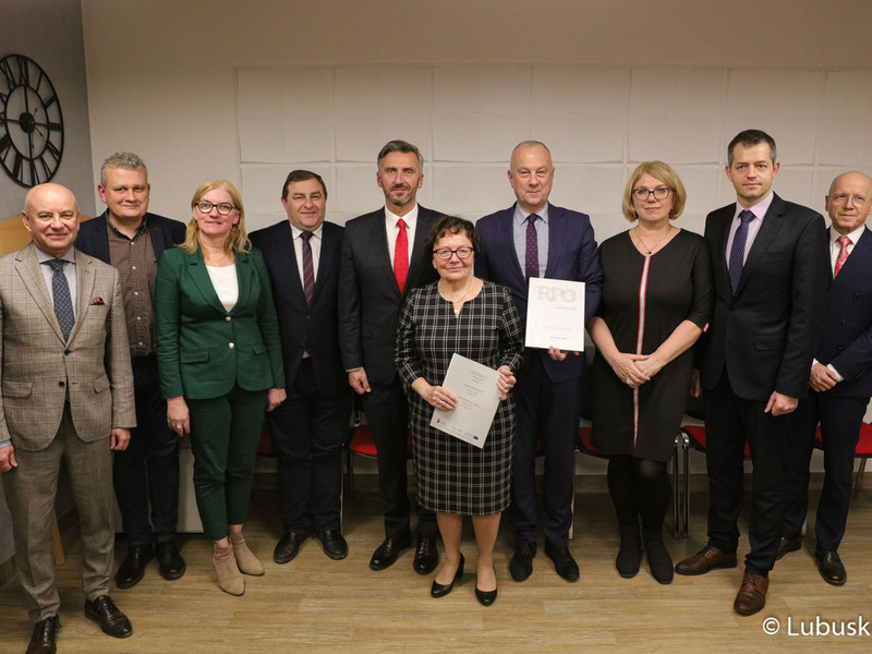 Członek zarządu województwa lubuskiego Marcin Jabłoński podpisał z dyrekcją Wielospecjalistycznego Szpitala Samodzielnego Publicznego Zakładu Opieki Zdrowotnej w Nowej Soli aneks do umowy na realizację przebudowy kotłowni węglowej na kotłownię gazową”. Lecznica zyskała na inwestycję dodatkowe blisko 2,8 mln zł.