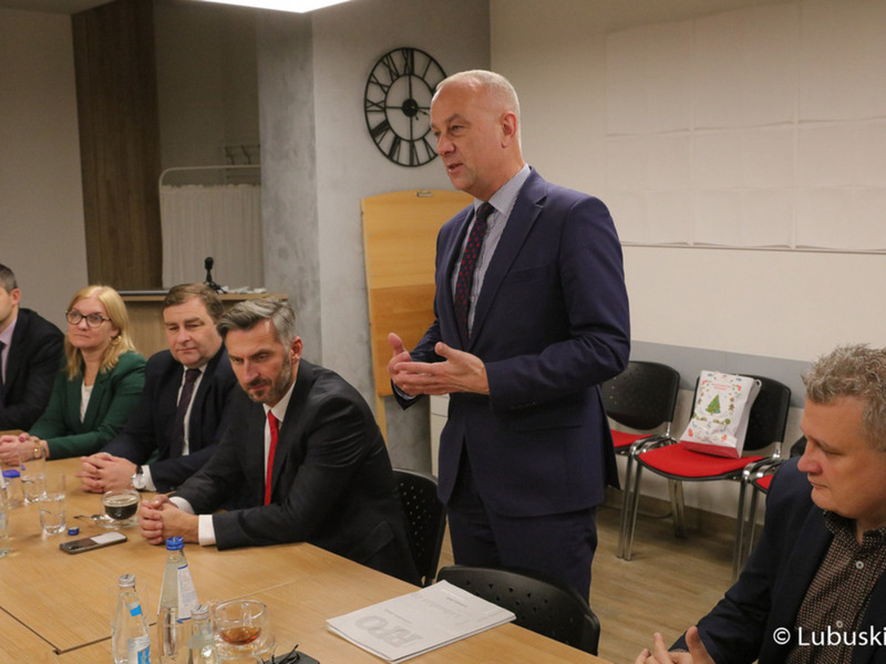 Członek zarządu województwa lubuskiego Marcin Jabłoński podpisał z dyrekcją Wielospecjalistycznego Szpitala Samodzielnego Publicznego Zakładu Opieki Zdrowotnej w Nowej Soli aneks do umowy na realizację przebudowy kotłowni węglowej na kotłownię gazową”. Lecznica zyskała na inwestycję dodatkowe blisko 2,8 mln zł.