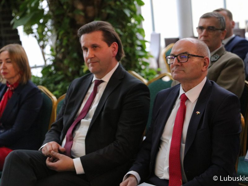 Urząd Statystyczny w Zielonej Górze świętował swoje 60-lecie istnienia w Zielonogórskiej Palmiarni. Na zdjęciu od prawej: Dyrektor Urzędu Statystycznego w Zielonej Górze,Roman Fedak oraz prezes Głównego Urzędu Statystycznego Dominik Rozkrut