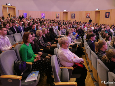 Uczestnicy uroczystości wręczenia dyplomów stypendystom pilotażowego programu stypendialnego Lubuscy Zawodowcy 
