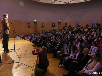 Wicemarszałek Łukasz Porycki przemawia podczas uroczystości wręczenia dyplomów stypendystom pilotażowego programu stypendialnego Lubuscy Zawodowcy 
