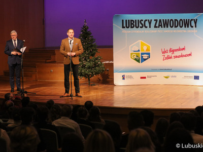 Wicemarszałek Łukasz Porycki podczas uroczystości wręczenia dyplomów stypendystom pilotażowego programu stypendialnego Lubuscy Zawodowcy 