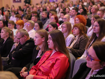 Uczestnicy uroczystości wręczenia dyplomów stypendystom pilotażowego programu stypendialnego Lubuscy Zawodowcy 