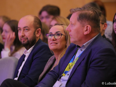 Uczestnicy uroczystości wręczenia dyplomów stypendystom pilotażowego programu stypendialnego Lubuscy Zawodowcy 