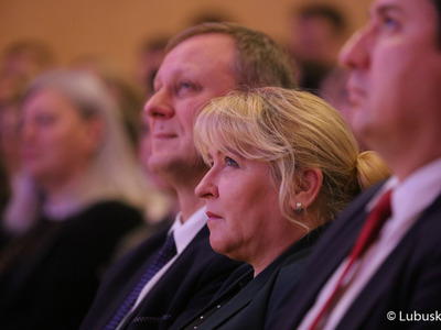 Uczestnicy uroczystości wręczenia dyplomów stypendystom pilotażowego programu stypendialnego Lubuscy Zawodowcy 