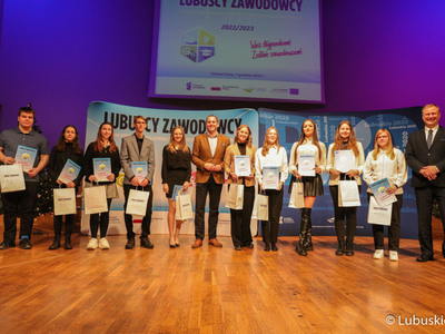 Wicemarszałek Łukasz Porycki na zdjęciu ze stypendystami pilotażowego programu stypendialnego Lubuscy Zawodowcy 