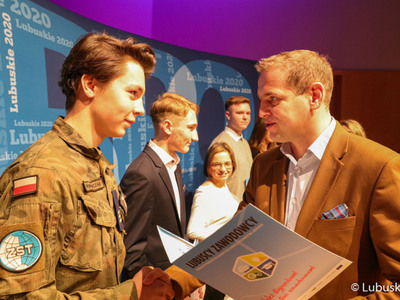 Wicemarszałek Łukasz Porycki wręcza dyplomy stypendystom pilotażowego programu stypendialnego Lubuscy Zawodowcy 
