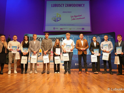 Wicemarszałek Łukasz Porycki na zdjęciu ze stypendystami pilotażowego programu stypendialnego Lubuscy Zawodowcy 