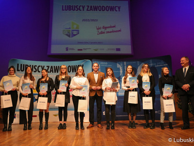 Wicemarszałek Łukasz Porycki na zdjęciu ze stypendystami pilotażowego programu stypendialnego Lubuscy Zawodowcy 