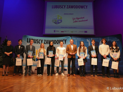 Wicemarszałek Łukasz Porycki na zdjęciu ze stypendystami pilotażowego programu stypendialnego Lubuscy Zawodowcy 