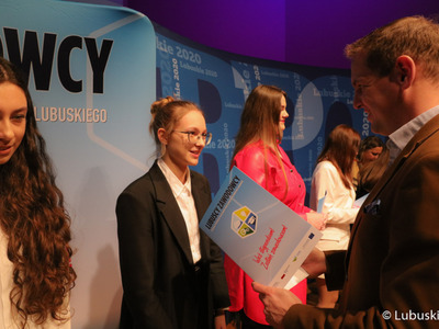 Wicemarszałek Łukasz Porycki wręcza dyplomy stypendystom pilotażowego programu stypendialnego Lubuscy Zawodowcy 