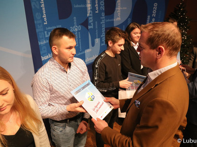 Wicemarszałek Łukasz Porycki wręcza dyplomy stypendystom pilotażowego programu stypendialnego Lubuscy Zawodowcy 