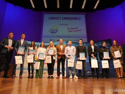 Wicemarszałek Łukasz Porycki na zdjęciu ze stypendystami pilotażowego programu stypendialnego Lubuscy Zawodowcy 