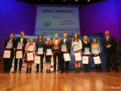 Wicemarszałek Łukasz Porycki na zdjęciu ze stypendystami pilotażowego programu stypendialnego Lubuscy Zawodowcy 
