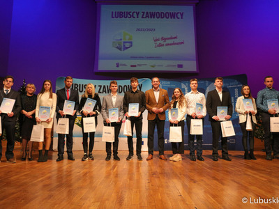 Wicemarszałek Łukasz Porycki na zdjęciu ze stypendystami pilotażowego programu stypendialnego Lubuscy Zawodowcy 