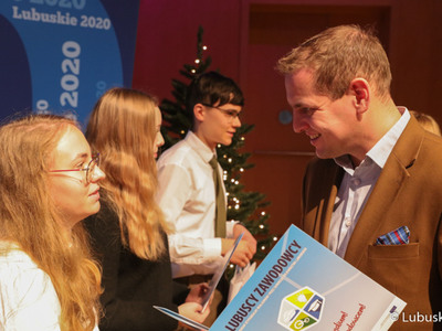 Wicemarszałek Łukasz Porycki wręcza dyplomy stypendystom pilotażowego programu stypendialnego Lubuscy Zawodowcy 