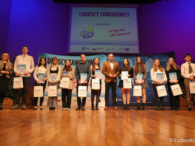 Wicemarszałek Łukasz Porycki na zdjęciu ze stypendystami pilotażowego programu stypendialnego Lubuscy Zawodowcy 