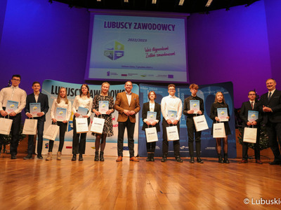 Wicemarszałek Łukasz Porycki na zdjęciu ze stypendystami pilotażowego programu stypendialnego Lubuscy Zawodowcy 
