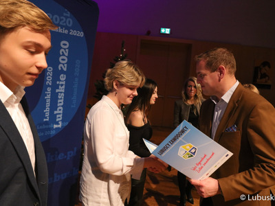 Wicemarszałek Łukasz Porycki wręcza dyplomy stypendystom pilotażowego programu stypendialnego Lubuscy Zawodowcy 