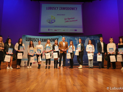 Wicemarszałek Łukasz Porycki na zdjęciu ze stypendystami pilotażowego programu stypendialnego Lubuscy Zawodowcy 