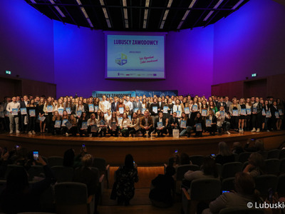 Pamiątkowe zdjęcie wszystkich stypendystów pilotażowego programu stypendialnego Lubuscy Zawodowcy 
