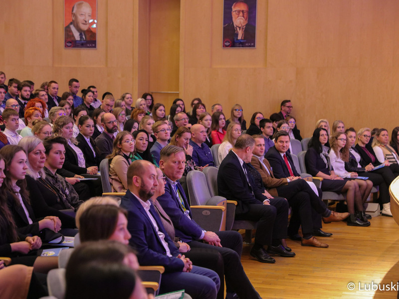 Uczestnicy uroczystości wręczenia dyplomów stypendystom pilotażowego programu stypendialnego Lubuscy Zawodowcy