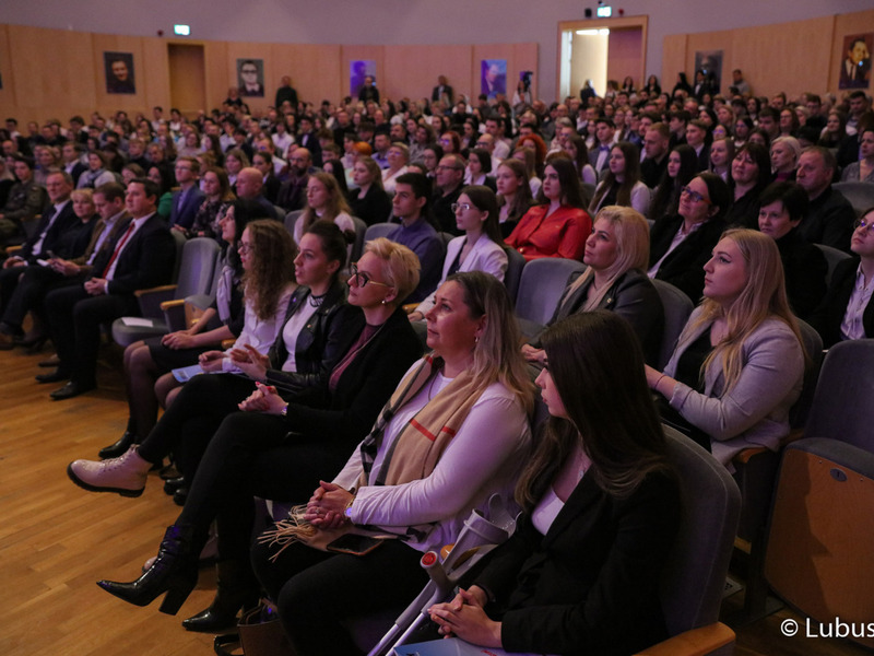 Uczestnicy uroczystości wręczenia dyplomów stypendystom pilotażowego programu stypendialnego Lubuscy Zawodowcy