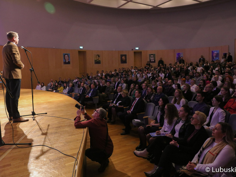 Wicemarszałek Łukasz Porycki przemawia podczas uroczystości wręczenia dyplomów stypendystom pilotażowego programu stypendialnego Lubuscy Zawodowcy