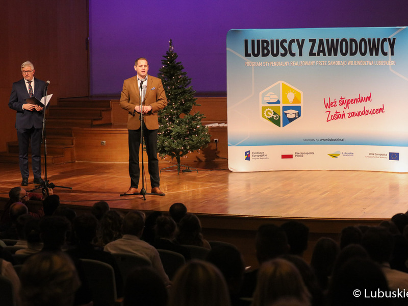 Wicemarszałek Łukasz Porycki podczas uroczystości wręczenia dyplomów stypendystom pilotażowego programu stypendialnego Lubuscy Zawodowcy