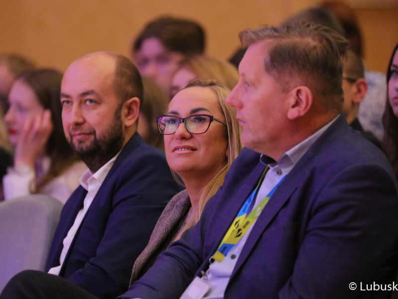 Uczestnicy uroczystości wręczenia dyplomów stypendystom pilotażowego programu stypendialnego Lubuscy Zawodowcy