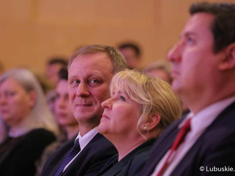 Uczestnicy uroczystości wręczenia dyplomów stypendystom pilotażowego programu stypendialnego Lubuscy Zawodowcy