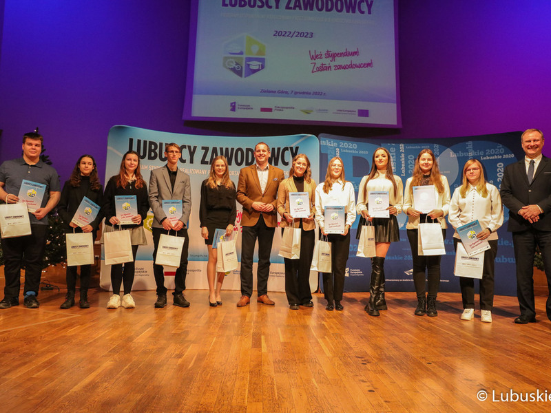 Wicemarszałek Łukasz Porycki na zdjęciu ze stypendystami pilotażowego programu stypendialnego Lubuscy Zawodowcy