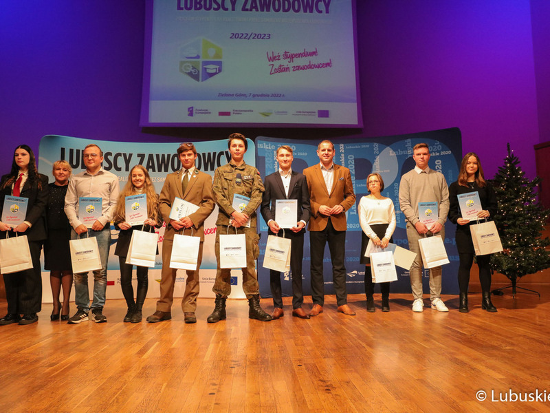 Wicemarszałek Łukasz Porycki na zdjęciu ze stypendystami pilotażowego programu stypendialnego Lubuscy Zawodowcy