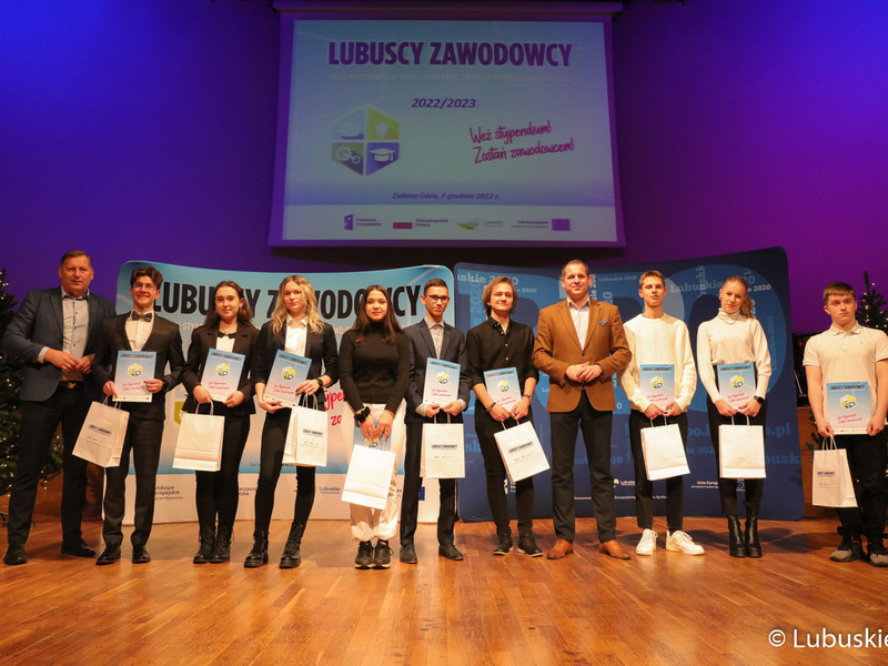 Wicemarszałek Łukasz Porycki na zdjęciu ze stypendystami pilotażowego programu stypendialnego Lubuscy Zawodowcy