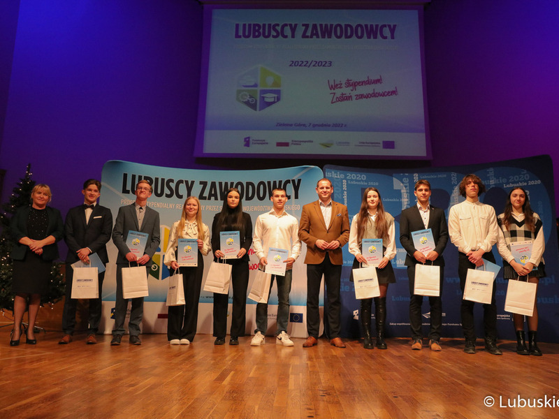Wicemarszałek Łukasz Porycki na zdjęciu ze stypendystami pilotażowego programu stypendialnego Lubuscy Zawodowcy