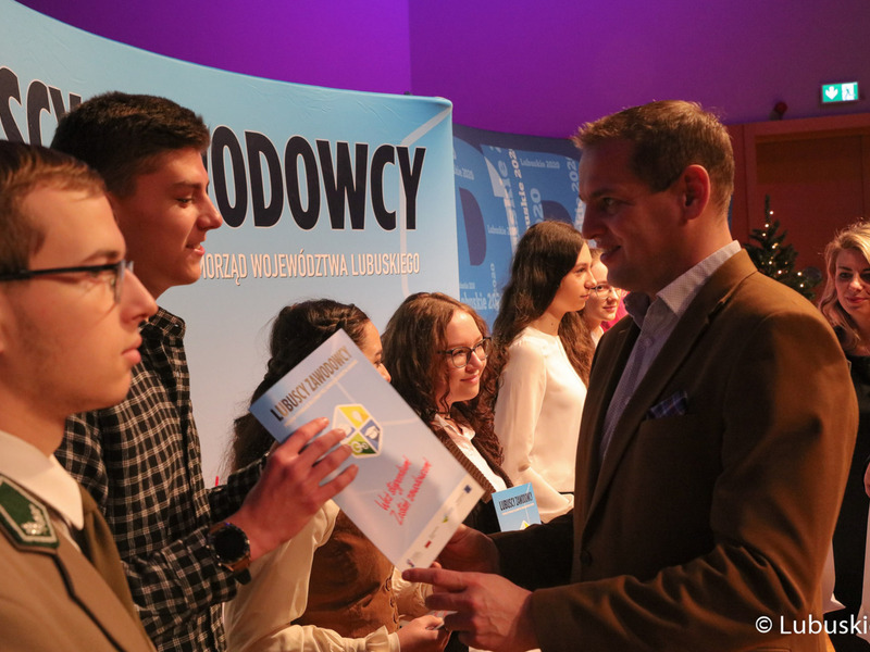 Wicemarszałek Łukasz Porycki wręcza dyplomy stypendystom pilotażowego programu stypendialnego Lubuscy Zawodowcy