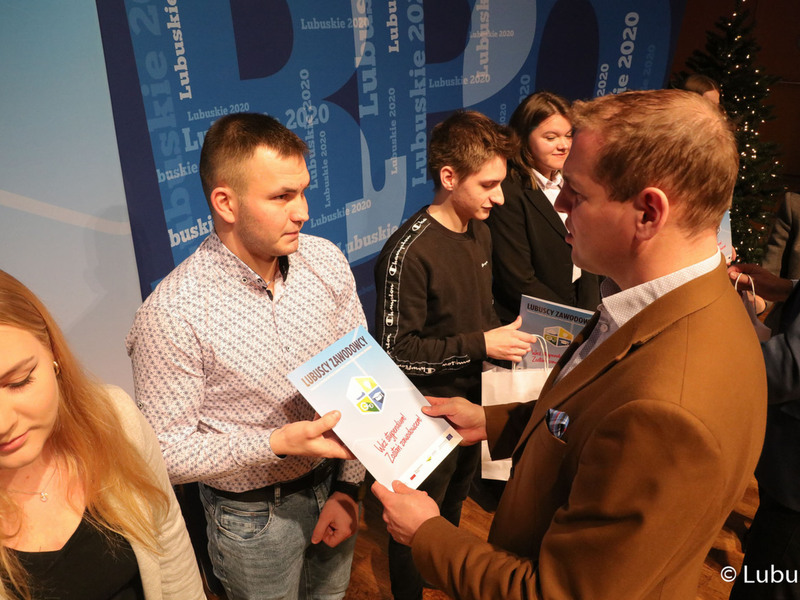 Wicemarszałek Łukasz Porycki wręcza dyplomy stypendystom pilotażowego programu stypendialnego Lubuscy Zawodowcy
