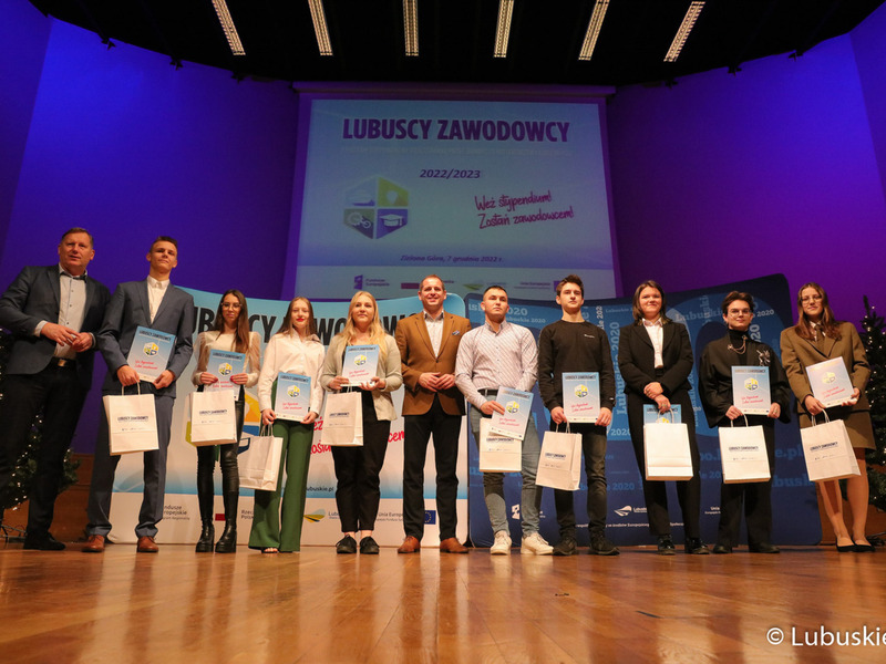 Wicemarszałek Łukasz Porycki na zdjęciu ze stypendystami pilotażowego programu stypendialnego Lubuscy Zawodowcy