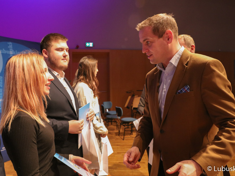 Wicemarszałek Łukasz Porycki wręcza dyplomy stypendystom pilotażowego programu stypendialnego Lubuscy Zawodowcy