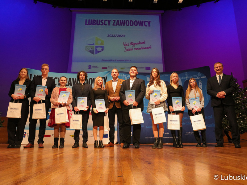 Wicemarszałek Łukasz Porycki na zdjęciu ze stypendystami pilotażowego programu stypendialnego Lubuscy Zawodowcy