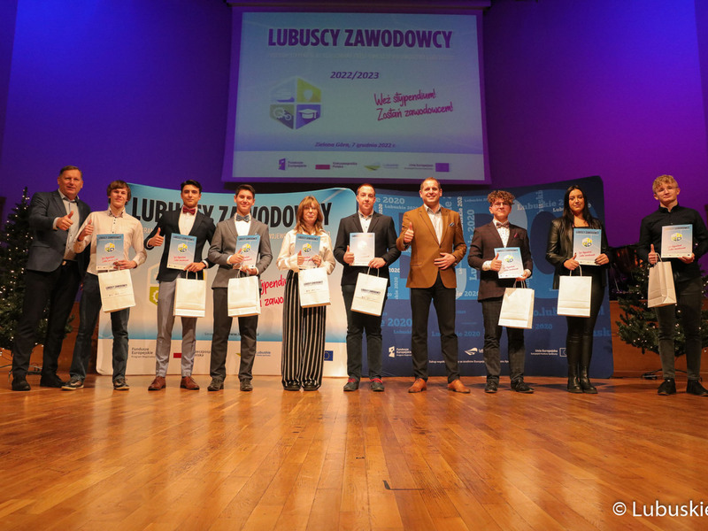 Wicemarszałek Łukasz Porycki na zdjęciu ze stypendystami pilotażowego programu stypendialnego Lubuscy Zawodowcy