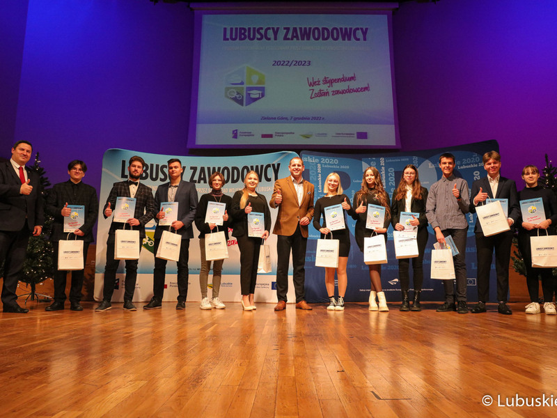 Wicemarszałek Łukasz Porycki na zdjęciu ze stypendystami pilotażowego programu stypendialnego Lubuscy Zawodowcy