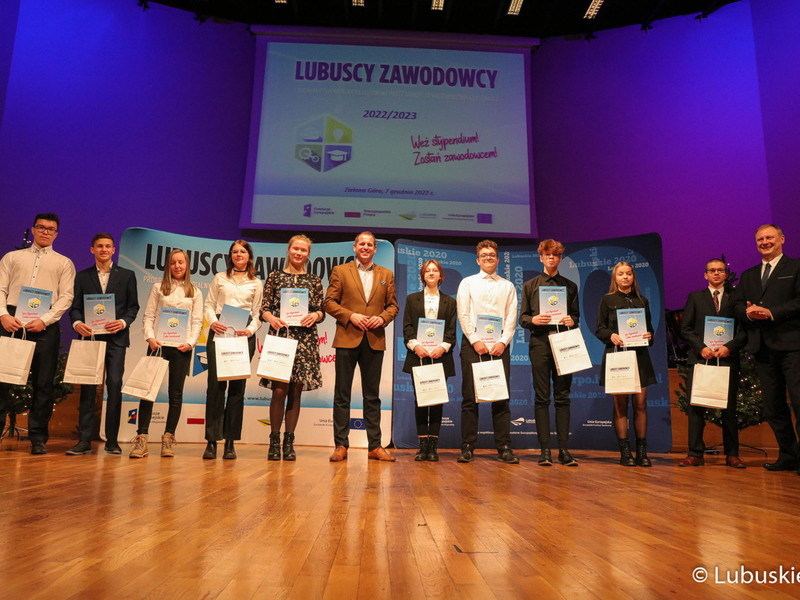 Wicemarszałek Łukasz Porycki na zdjęciu ze stypendystami pilotażowego programu stypendialnego Lubuscy Zawodowcy